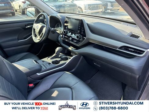 Used 2022 Toyota Highlander XLE image 6