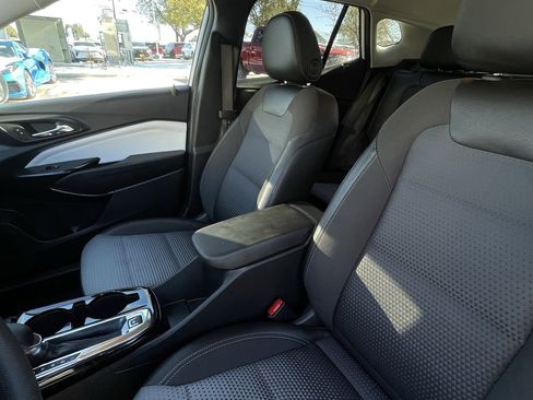 Used 2025 Chevrolet Trax LT image 21