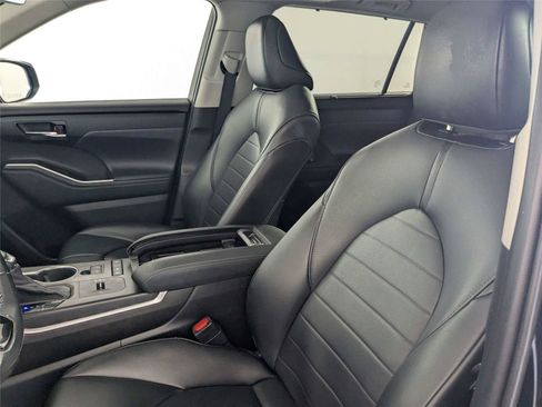 Used 2021 Toyota Highlander XLE FWD image 12