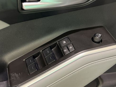 Used 2023 Toyota Highlander XLE AWD/4WD image 25