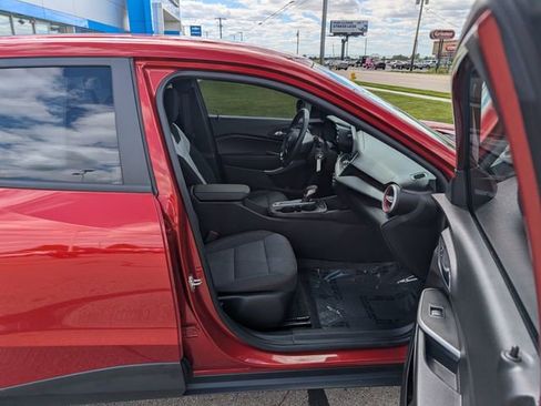 Used 2024 Chevrolet Trax RS w/ Driver Confidence Package FWD image 3