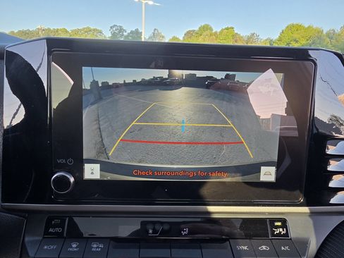 Used 2025 Toyota Camry SE w/ Convenience Package image 17