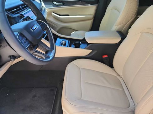 Used 2025 Jeep Grand Cherokee Limited w/ Luxury Tech Group II AWD/4WD image 14