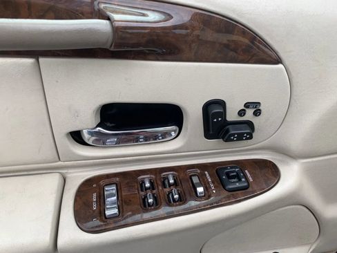 Used 2002 Lincoln Town Car Signature image 16