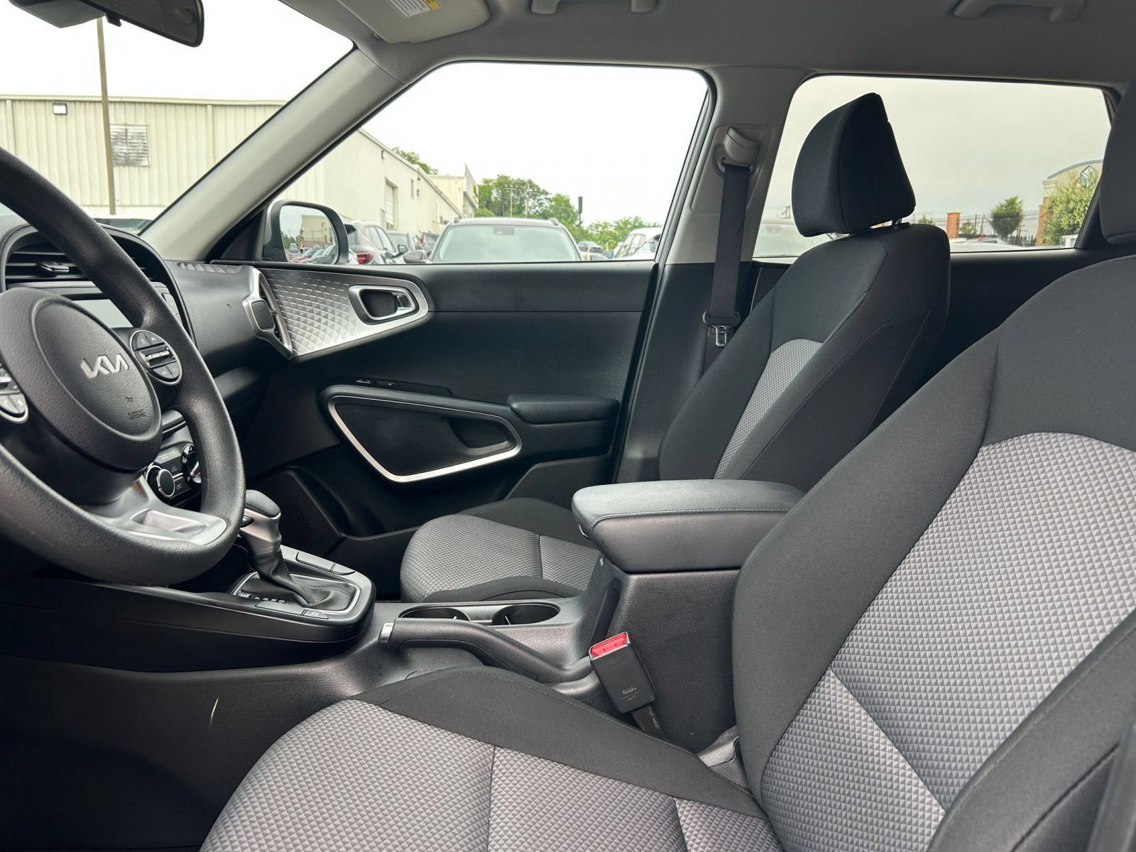 Used 2025 Kia Soul LX w/ LX Technology Package FWD image 21