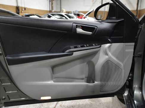 Used 2012 Toyota Camry LE image 10