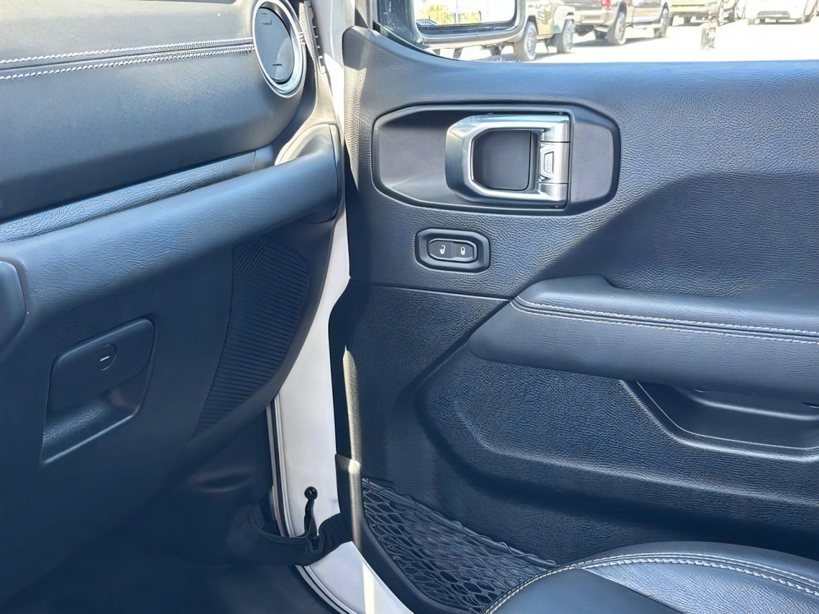Used 2023 Jeep Wrangler Unlimited Sahara AWD/4WD image 19