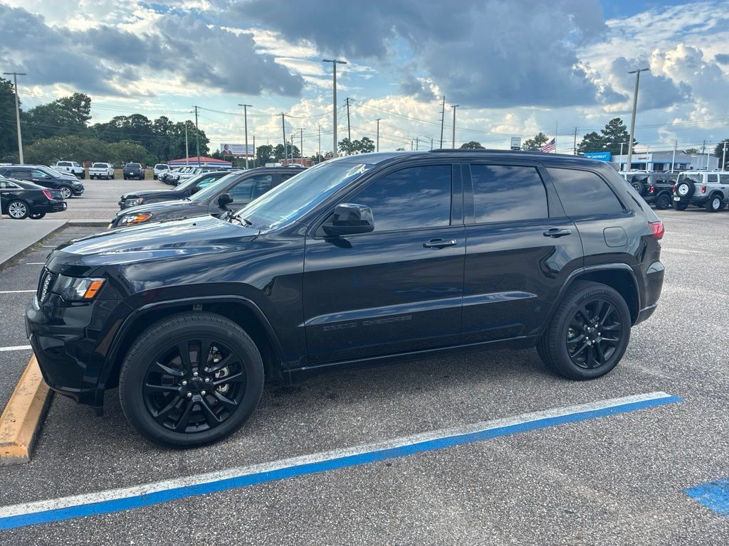 Used 2021 Jeep Grand Cherokee Laredo X RWD image 2