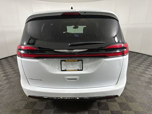 Used 2024 Chrysler Pacifica Touring-L FWD image 4