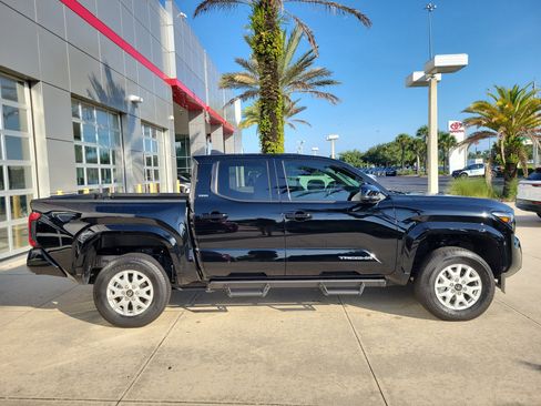 Certified 2025 Toyota Tacoma SR5 AWD/4WD image 7