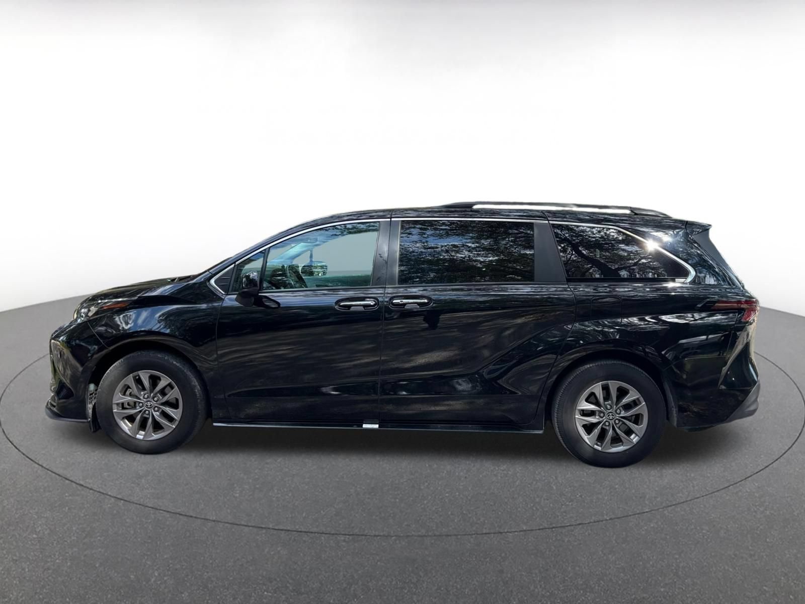 Used 2025 Toyota Sienna XLE FWD image 4