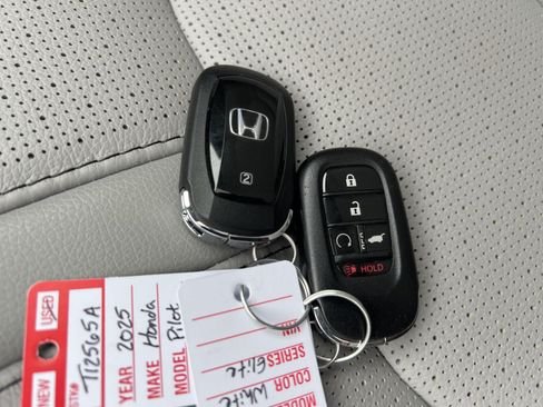 Used 2025 Honda Pilot Elite image 9