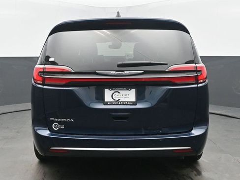 Used 2025 Chrysler Pacifica Select FWD image 5