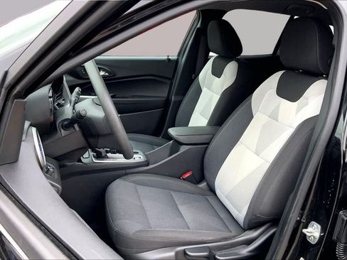 Used 2025 Chevrolet Trax LS FWD image 8