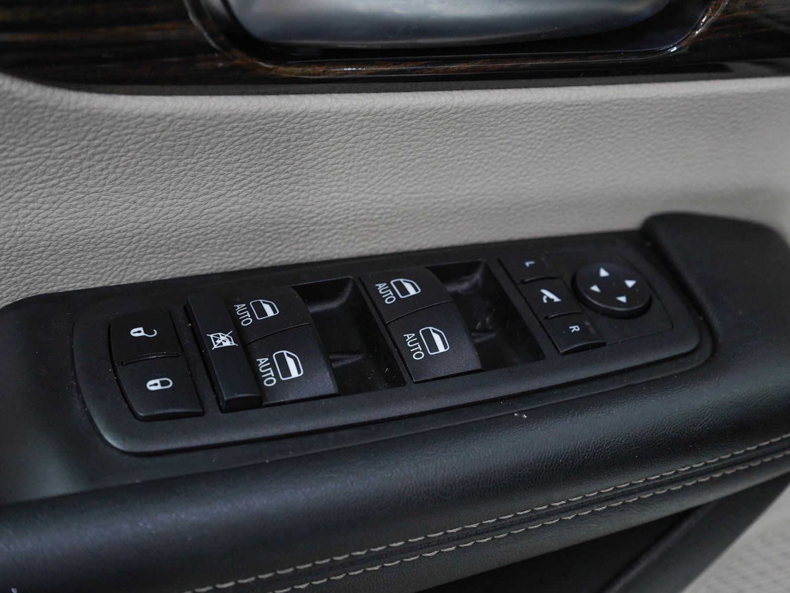 Used 2023 Chrysler Pacifica Limited FWD image 22