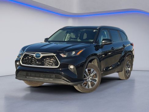Used 2023 Toyota Highlander XLE image 2