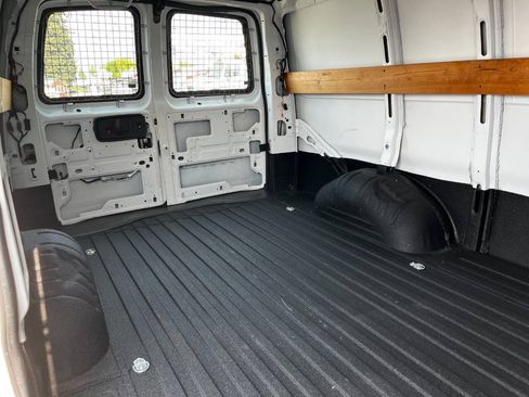 Used 2015 Chevrolet Express 2500 RWD image 19