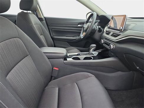 Used 2024 Nissan Altima 2.5 SV image 12