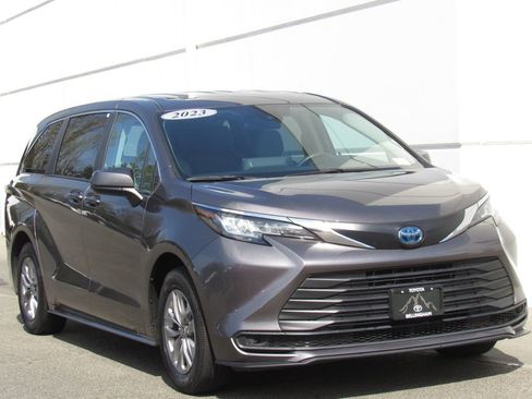 Used 2023 Toyota Sienna LE image 2