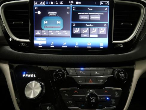 Used 2023 Chrysler Pacifica Touring-L image 20