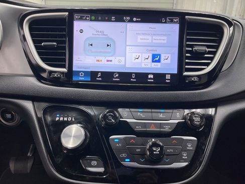 Used 2025 Chrysler Pacifica Select FWD image 16