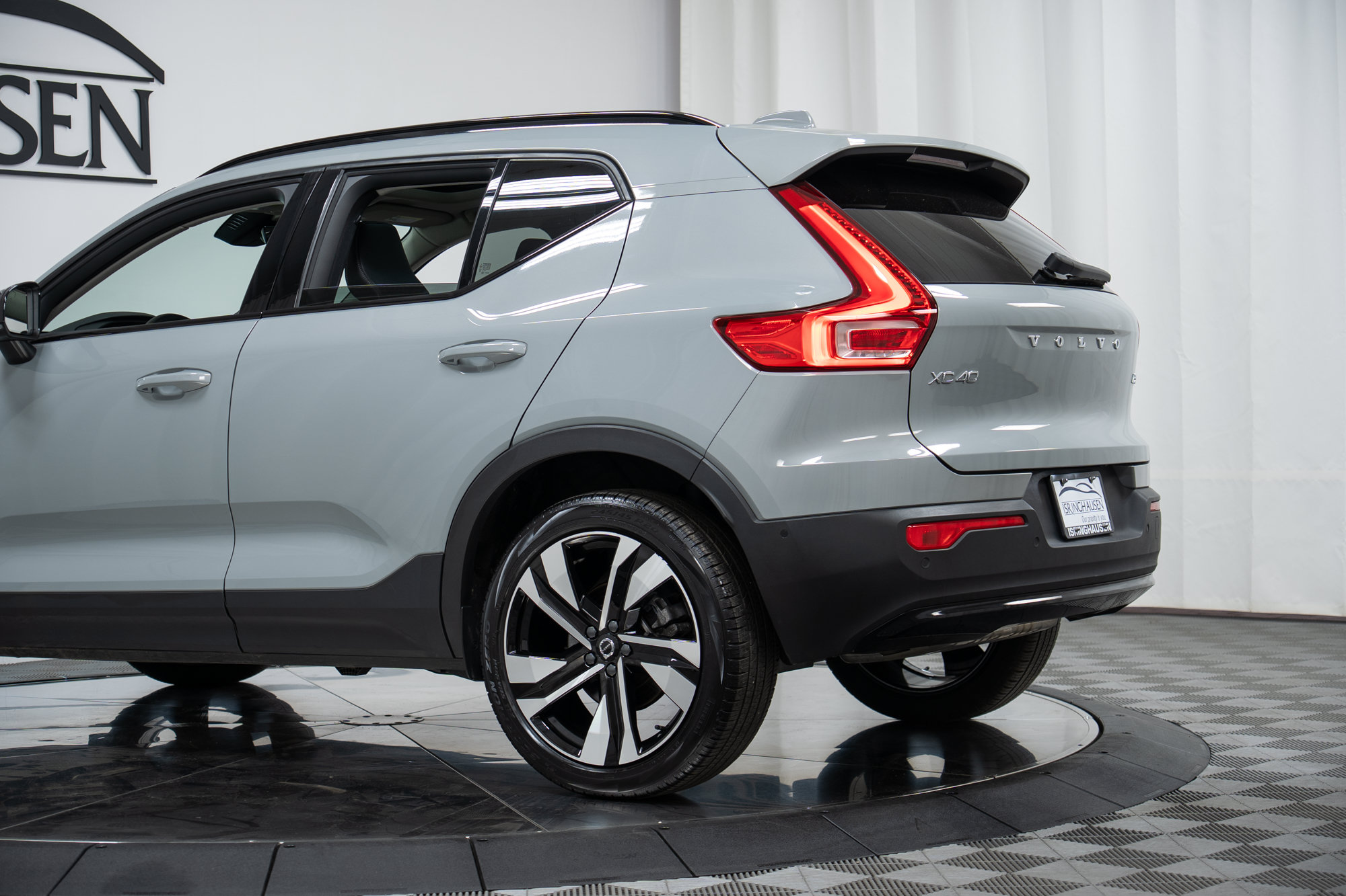 Certified 2025 Volvo XC40 B5 Plus AWD/4WD image 29