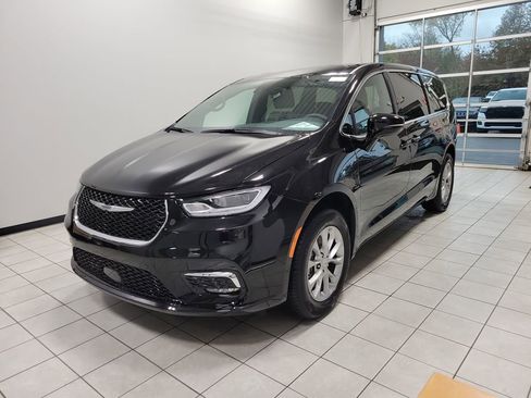 New 2026 Chrysler Pacifica Select image 3