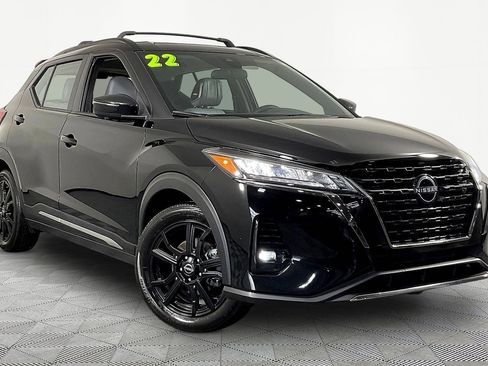 Used 2022 Nissan Kicks SR w/ Premium Package FWD image 3