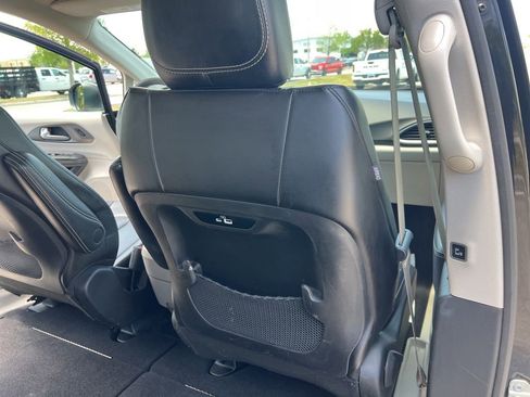 Certified 2023 Chrysler Pacifica Touring-L FWD image 37