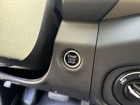 Used 2023 Nissan Frontier SV image 37