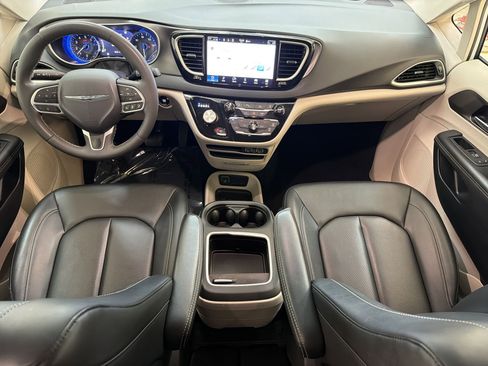 Used 2024 Chrysler Pacifica Touring-L FWD image 24