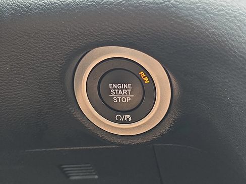 Used 2025 Chrysler Pacifica Select FWD image 21