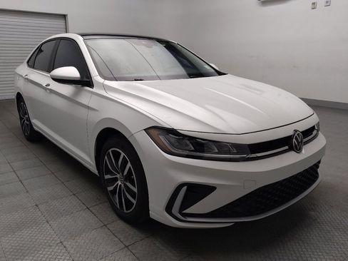 Used 2025 Volkswagen Jetta SE FWD image 13