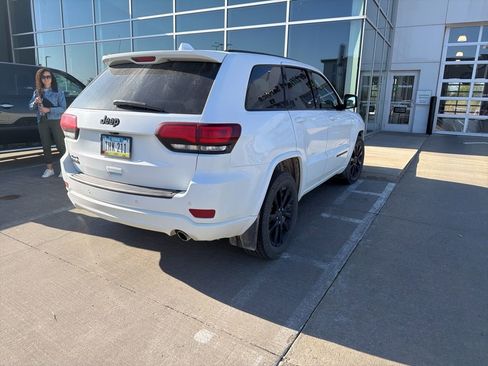 Used 2019 Jeep Grand Cherokee Altitude image 4