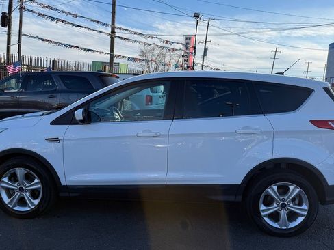 Used 2015 Ford Escape SE image 2