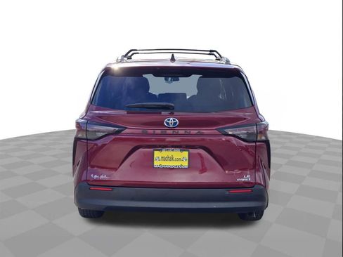 Used 2024 Toyota Sienna LE image 5
