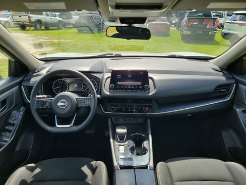 Used 2024 Nissan Rogue S FWD image 11