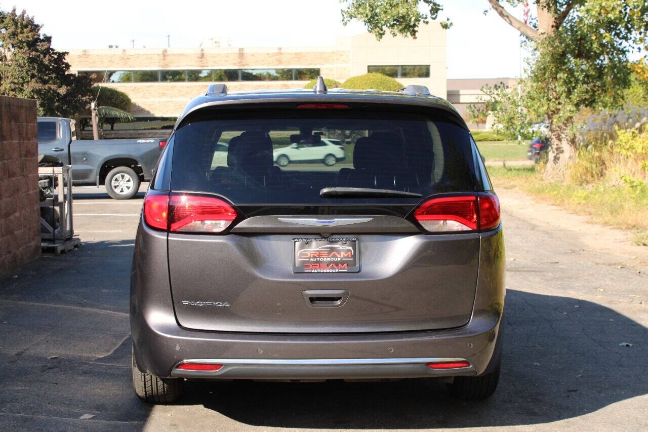 Used 2020 Chrysler Pacifica Touring-L FWD image 8