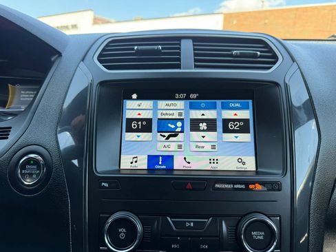 Used 2018 Ford Explorer XLT w/ Equipment Group 202A AWD/4WD image 33