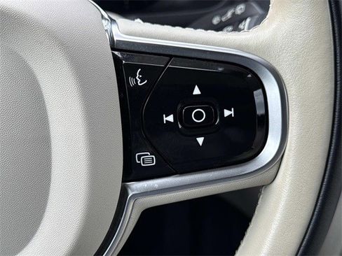 Used 2023 Volvo XC90 B6 Plus image 24