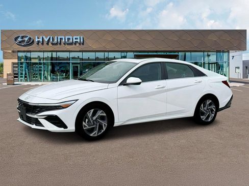 Used 2025 Hyundai Elantra SEL w/ Cargo Package FWD image 2