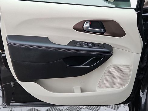 Used 2023 Chrysler Voyager LX image 10