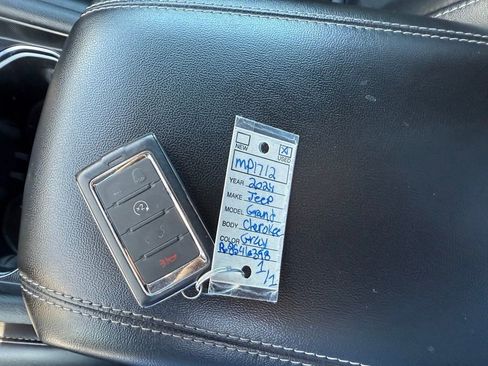 Used 2024 Jeep Grand Cherokee Altitude image 14