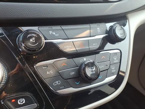 Used 2017 Chrysler Pacifica Touring-L w/ Tire & Wheel Group image 23