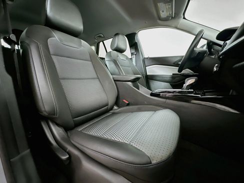 Used 2025 Chevrolet Trax LT w/ LT Convenience Package FWD image 28