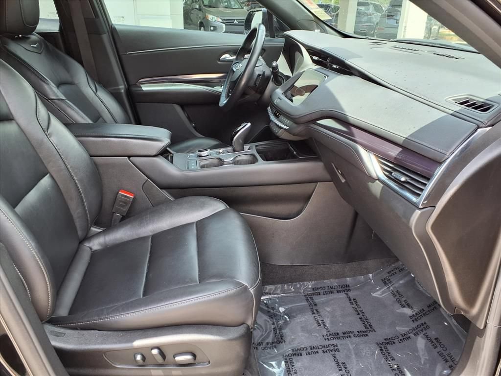 Used 2022 Cadillac XT4 Luxury w/ Cold Weather Package FWD image 9