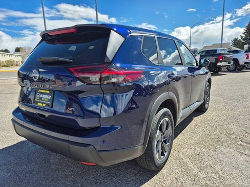 Used 2025 Nissan Rogue SV image 3