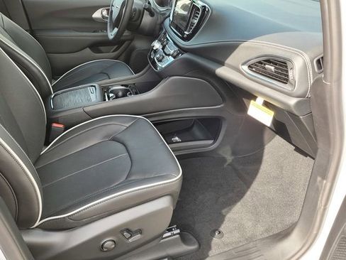 New 2026 Chrysler Pacifica Limited w/ S Appearance Package AWD/4WD image 15