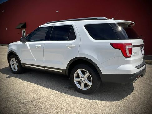 Used 2018 Ford Explorer XLT w/ Equipment Group 202A FWD image 3