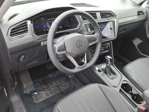 Used 2024 Volkswagen Tiguan SE image 17